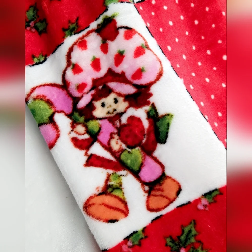 Strawberry Shortcake Plush Christmas Blanket Holly & Dog Custard Vintage Style